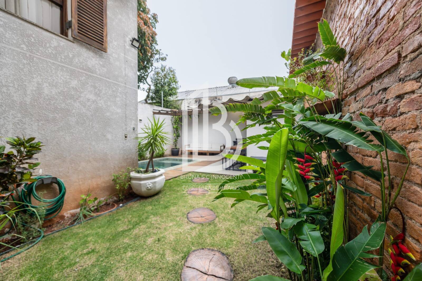 Casa à venda com 4 quartos, 250m² - Foto 2