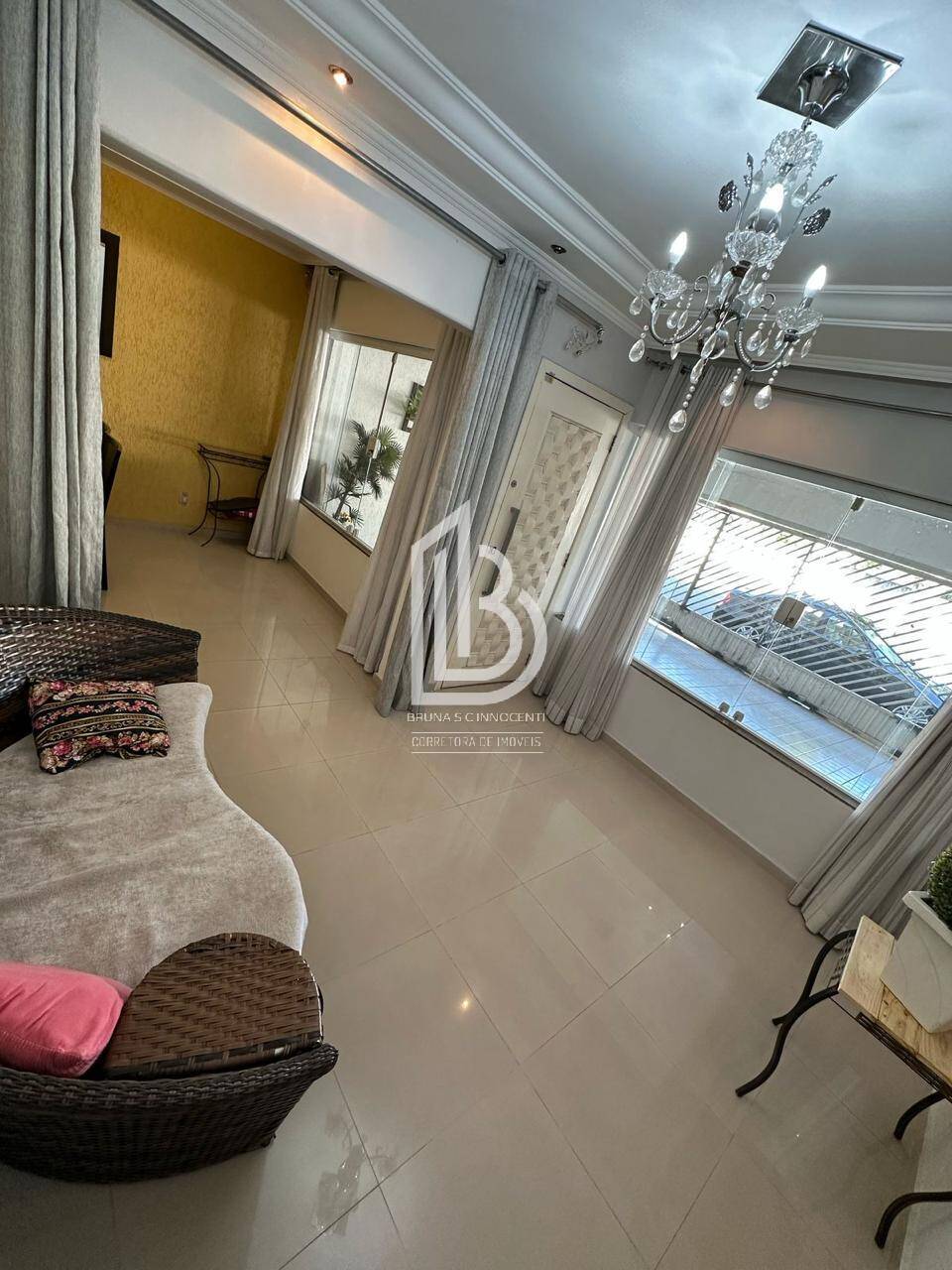 Casa à venda e aluguel com 5 quartos, 165m² - Foto 1